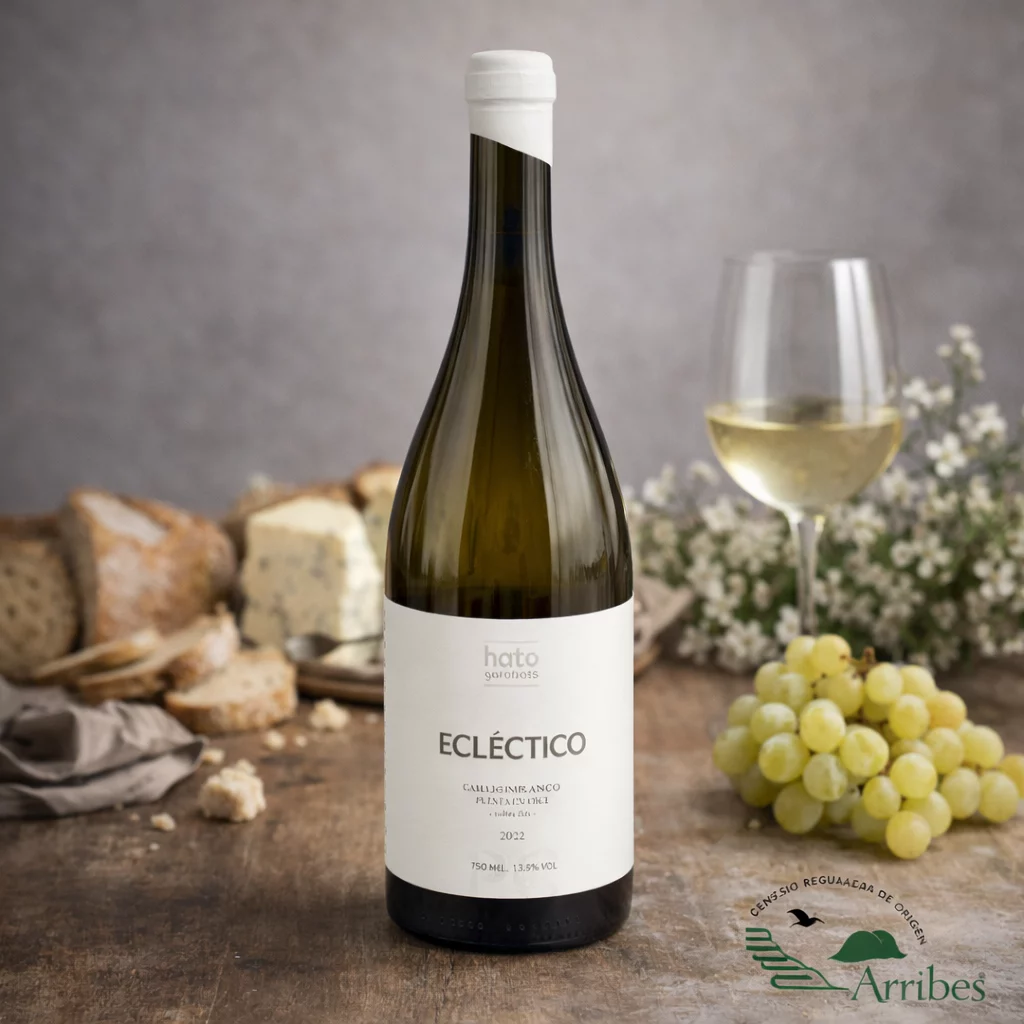 Copa de vino blanco Puesta en Cruz Ecléptico reluciendo por su brillante acidez.