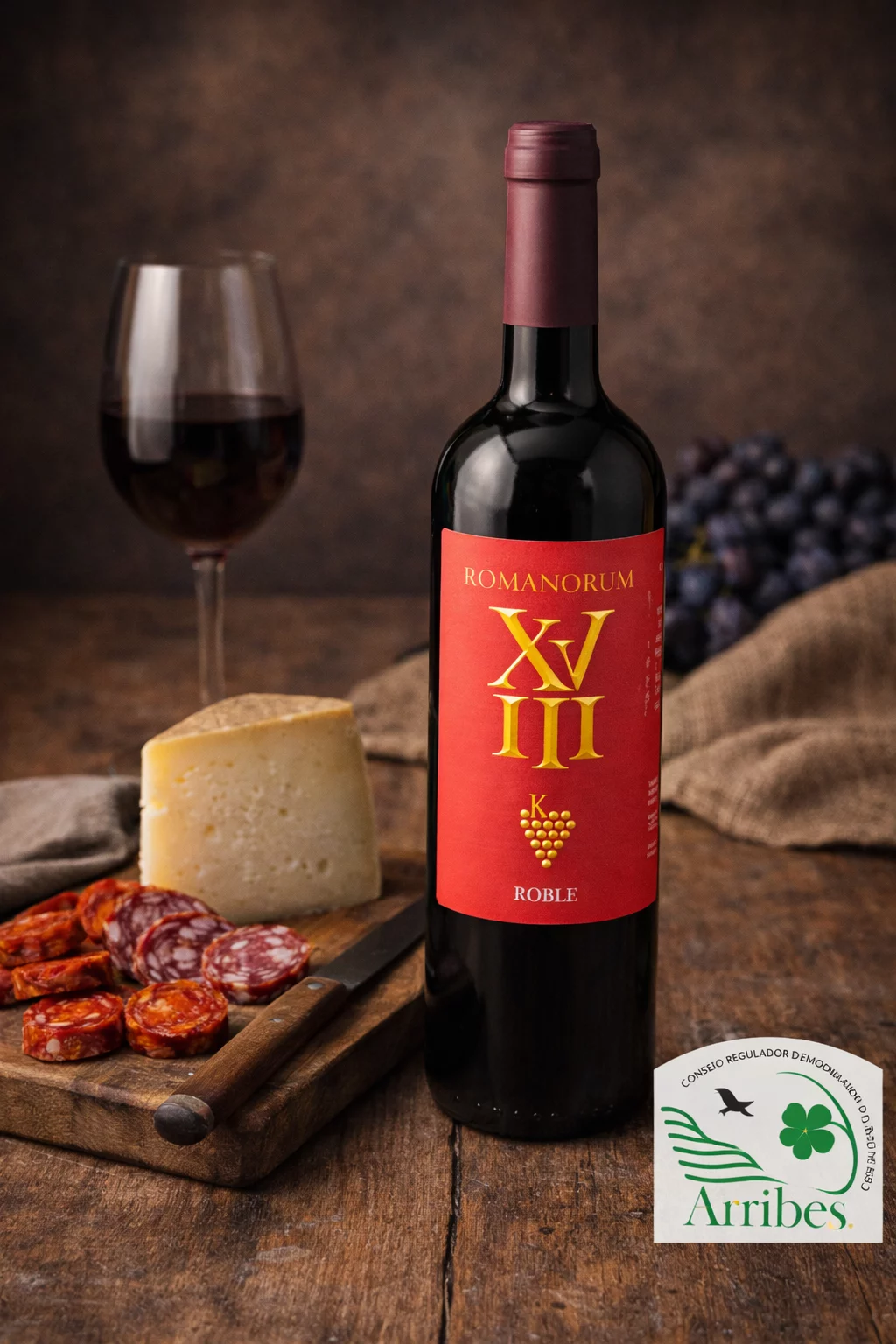 Copa de vino tinto Roble Romanorum en una mesa de madera tradicional.